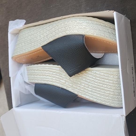 Brand new black/tan slides - Picture 1 of 3